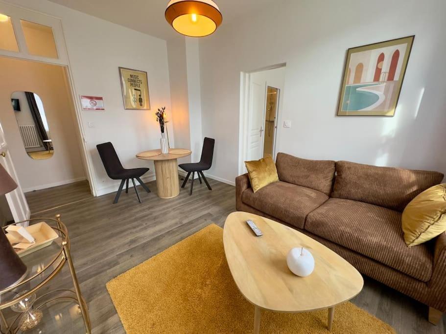 Le Seventies Apartment Saumur Bagian luar foto